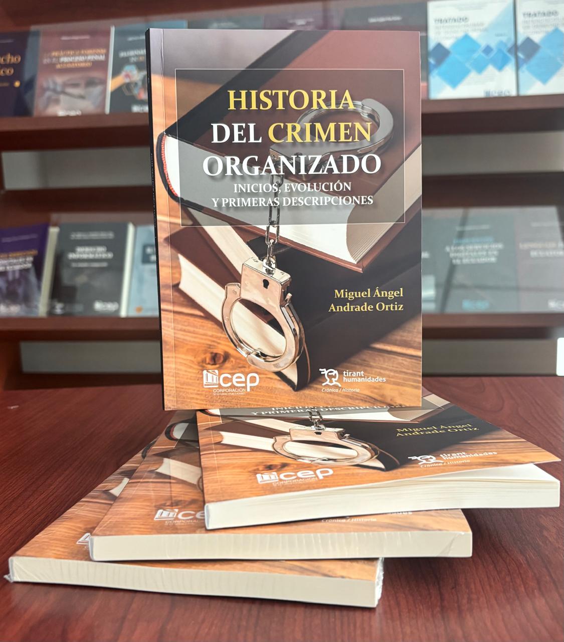 Fotografía promocional del libro Historia del crimen organizado.